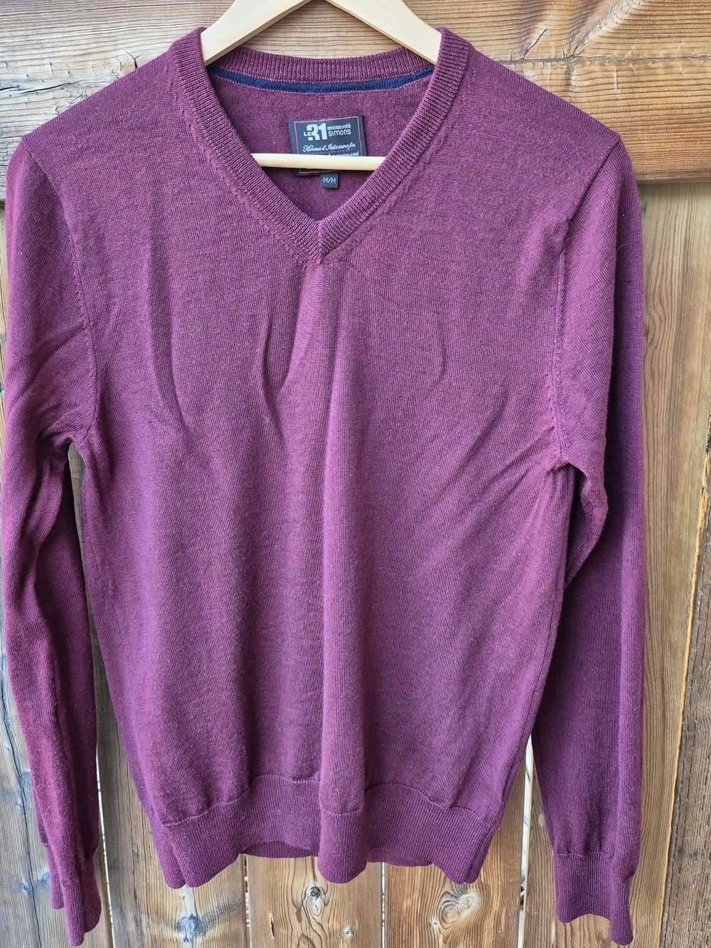 Simons Men's V-Neck Sweater in Plum